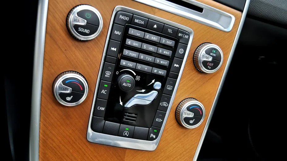 VOLVO XC60 -