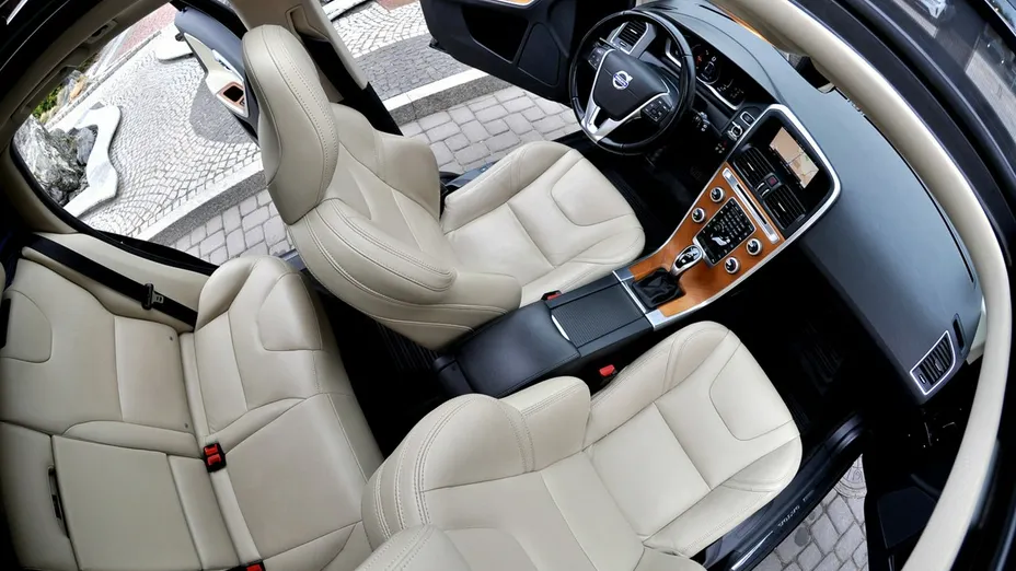 VOLVO XC60 -