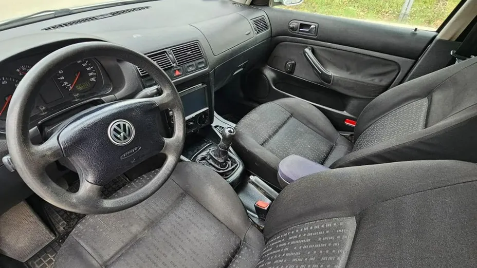 VOLKSWAGEN Golf -