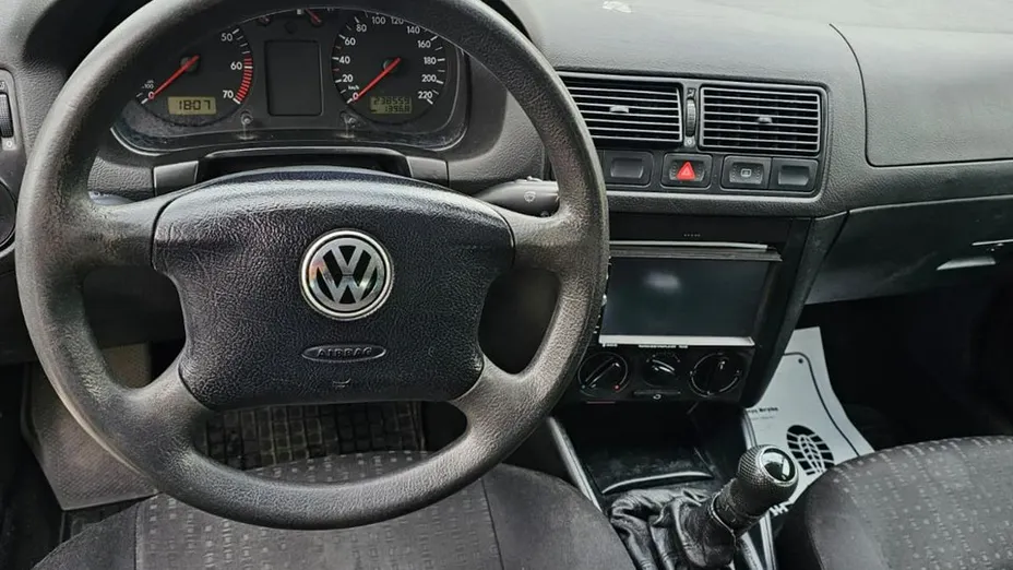 VOLKSWAGEN Golf -