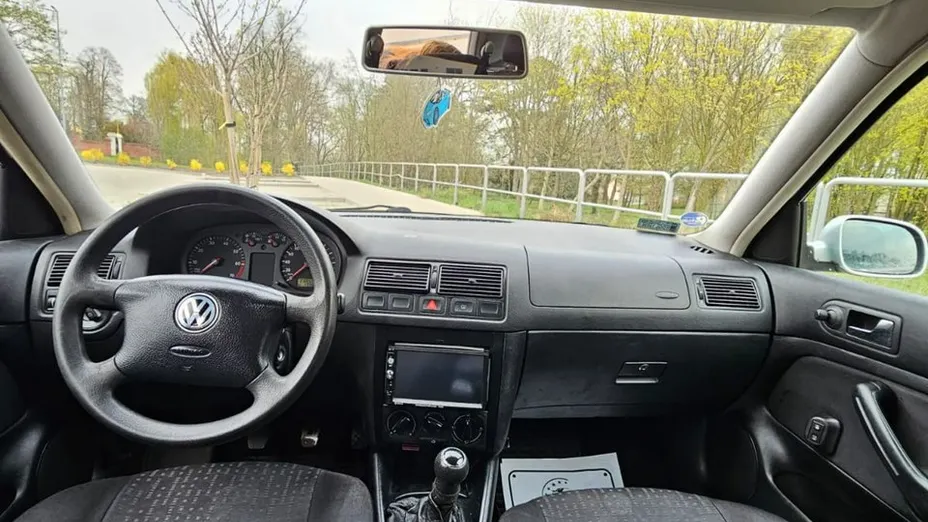 VOLKSWAGEN Golf -