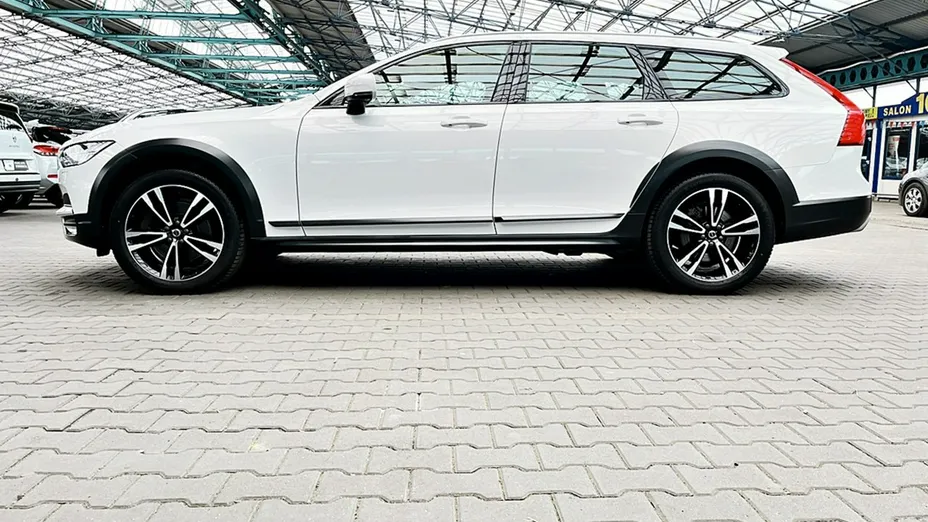VOLVO V90 -
