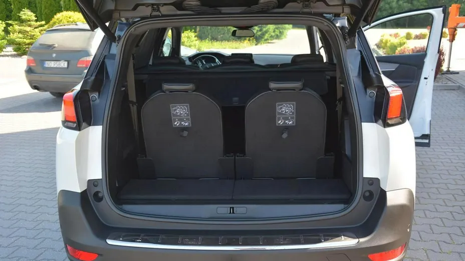PEUGEOT 5008 -