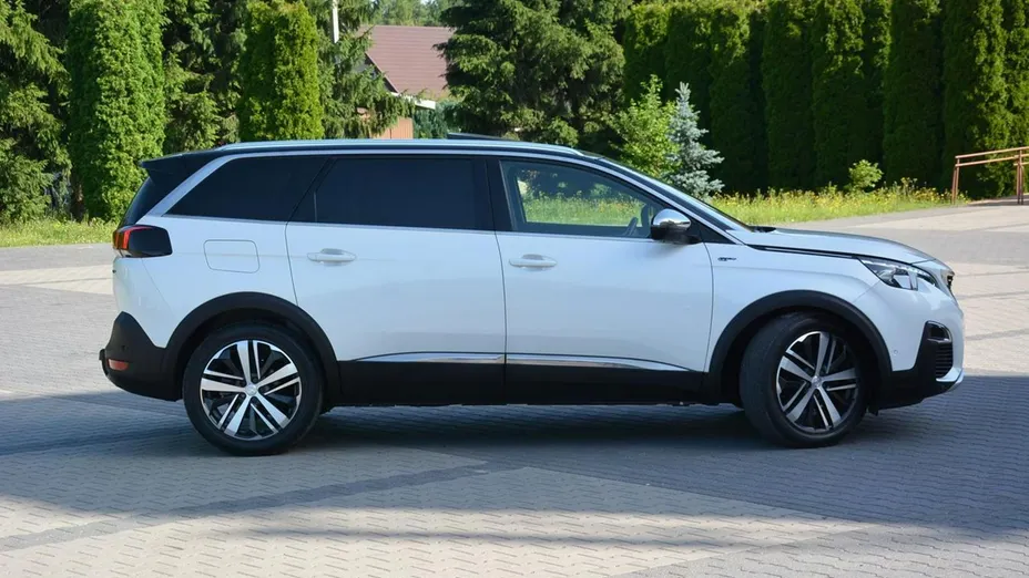 PEUGEOT 5008 -