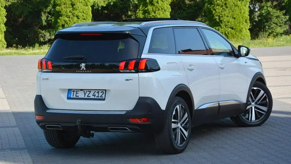 PEUGEOT 5008 -