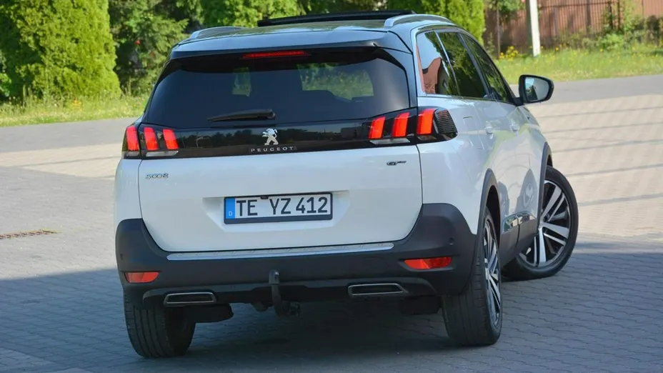 PEUGEOT 5008 -