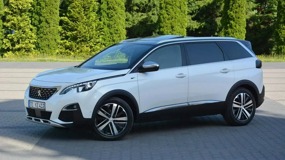 PEUGEOT 5008 -