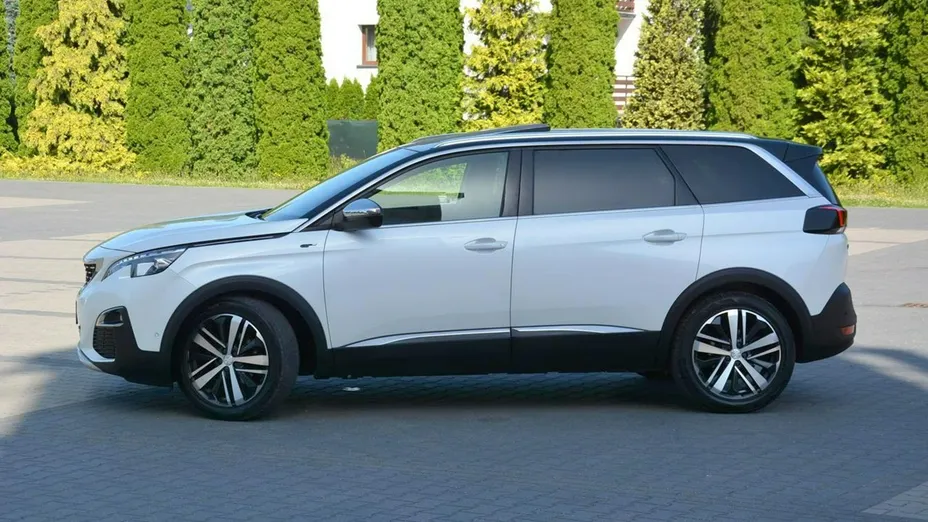 PEUGEOT 5008 -