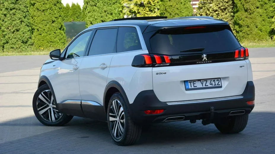 PEUGEOT 5008 -