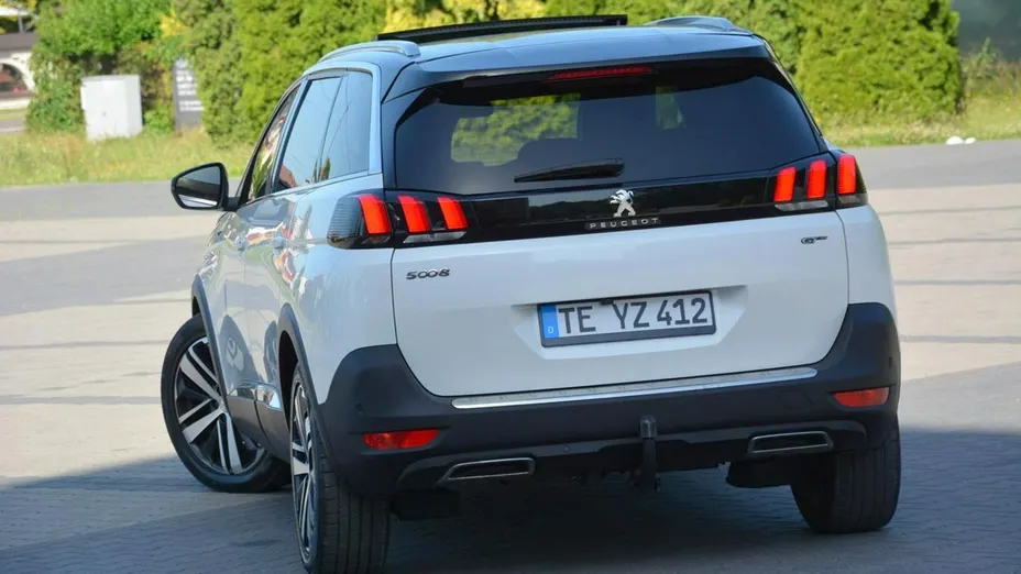 PEUGEOT 5008 -