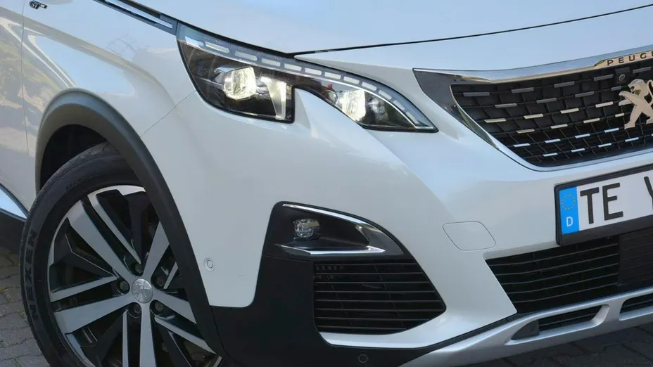 PEUGEOT 5008 -
