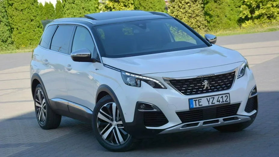 PEUGEOT 5008 -