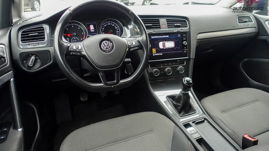VOLKSWAGEN Golf -