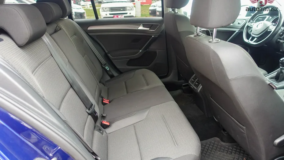 VOLKSWAGEN Golf -