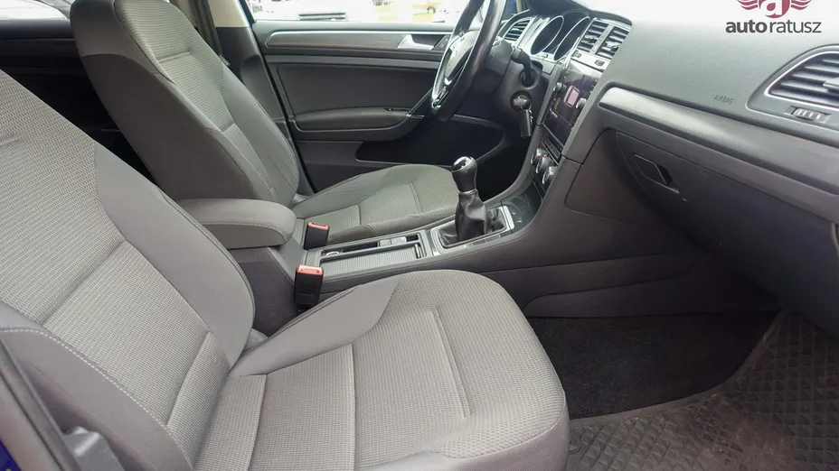 VOLKSWAGEN Golf -