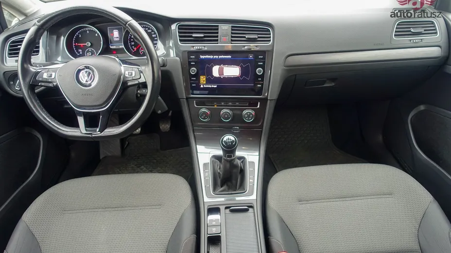 VOLKSWAGEN Golf -