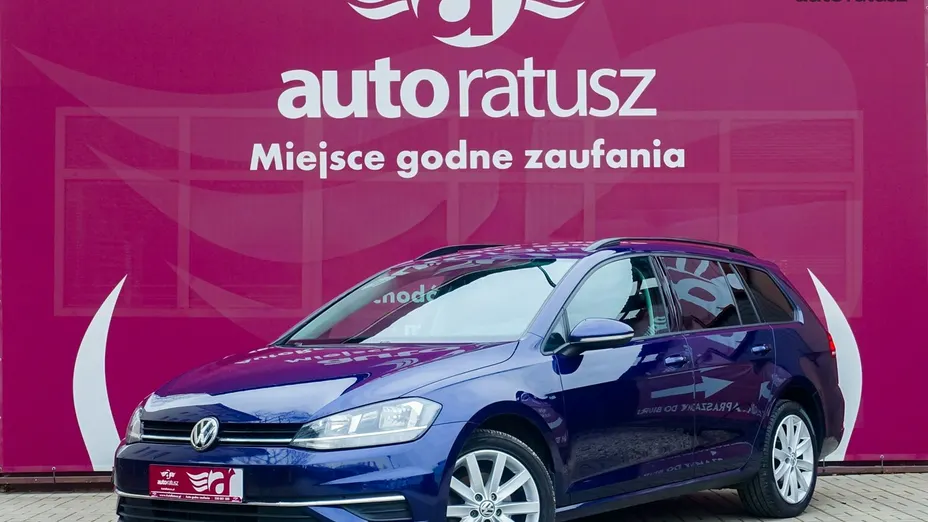 VOLKSWAGEN Golf -