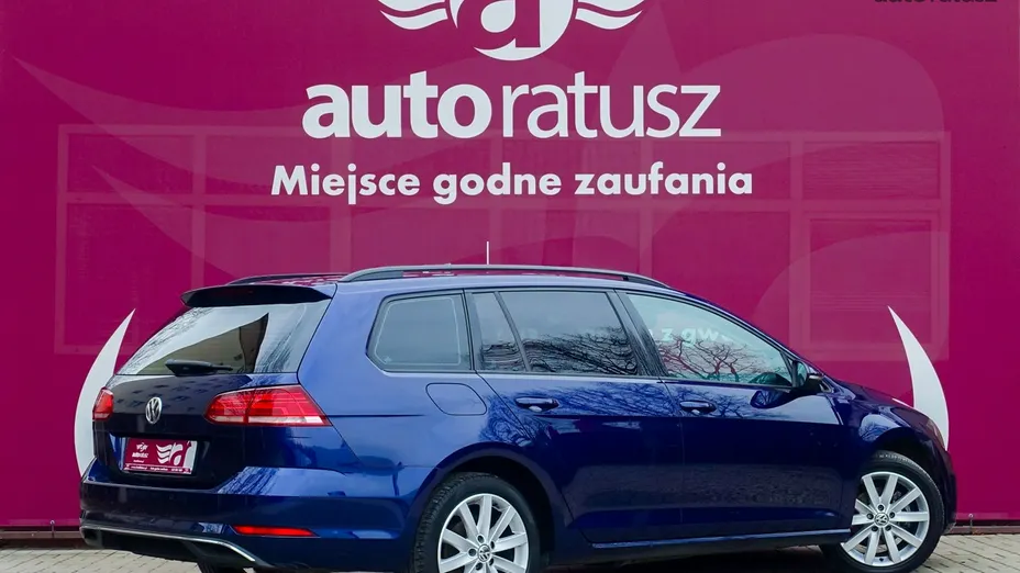VOLKSWAGEN Golf -