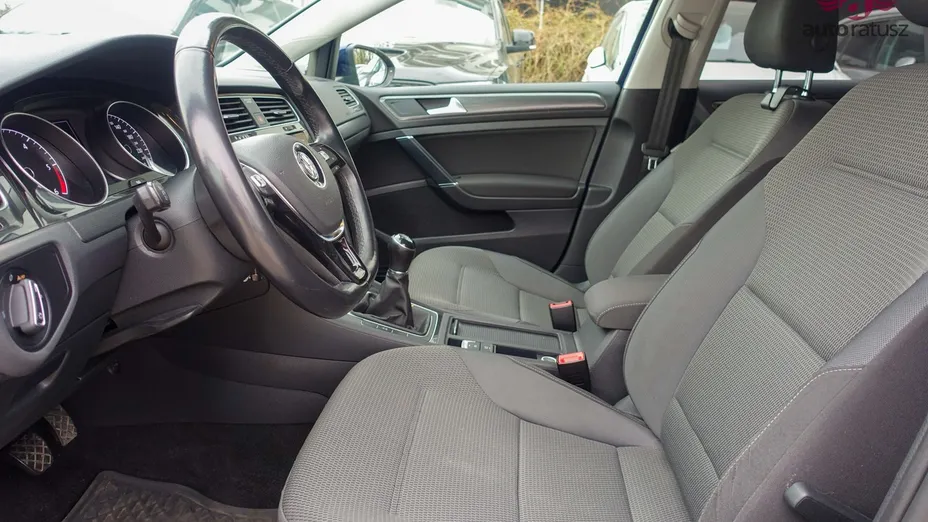 VOLKSWAGEN Golf -