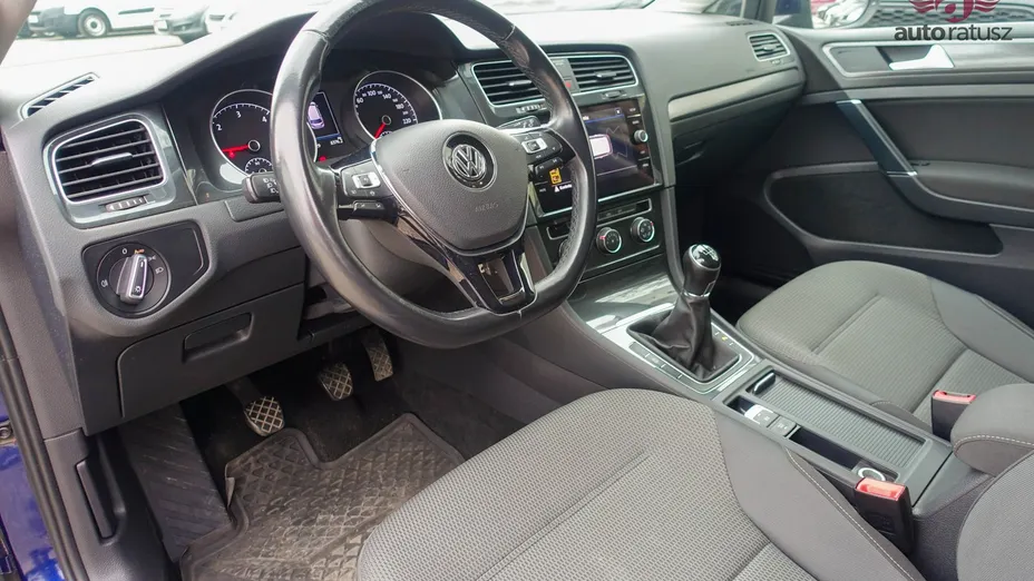 VOLKSWAGEN Golf -