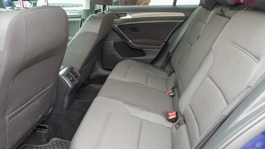 VOLKSWAGEN Golf -