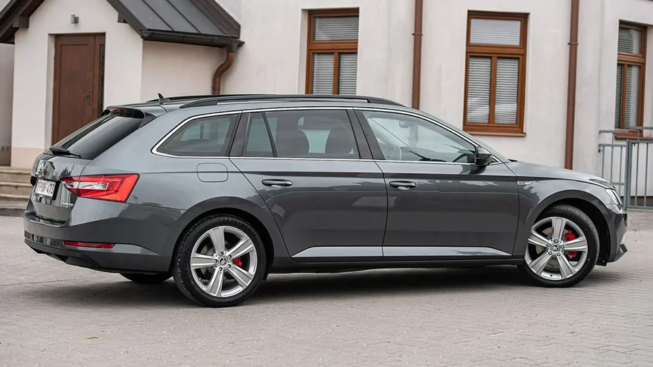 SKODA Superb -