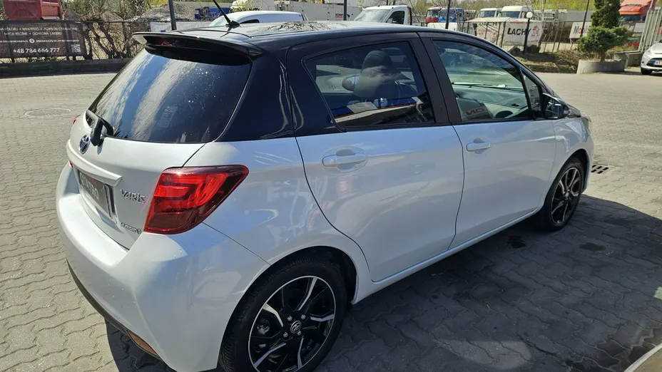 TOYOTA Yaris -