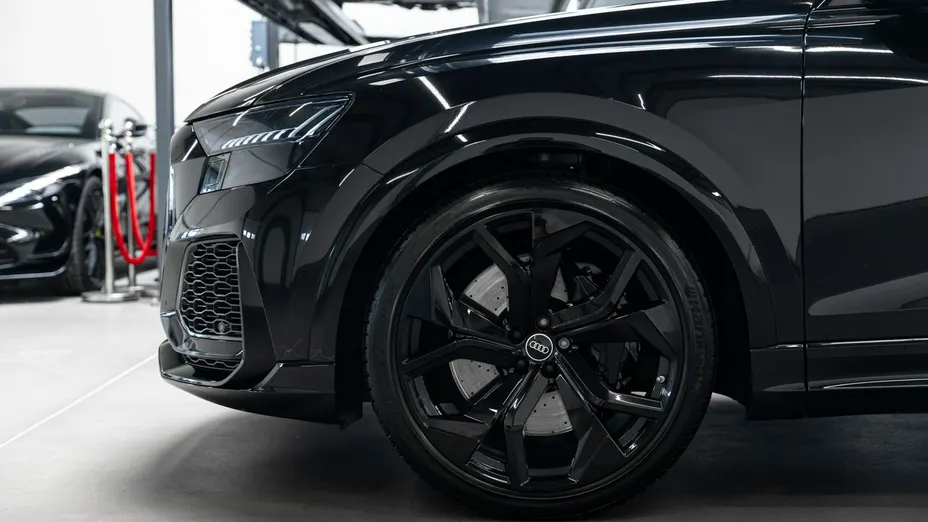 AUDI RS Q8 -