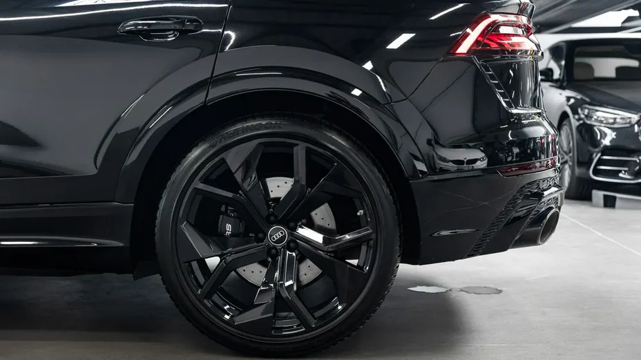 AUDI RS Q8 -