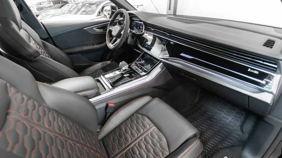 AUDI RS Q8 -