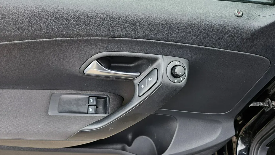 VOLKSWAGEN Polo -