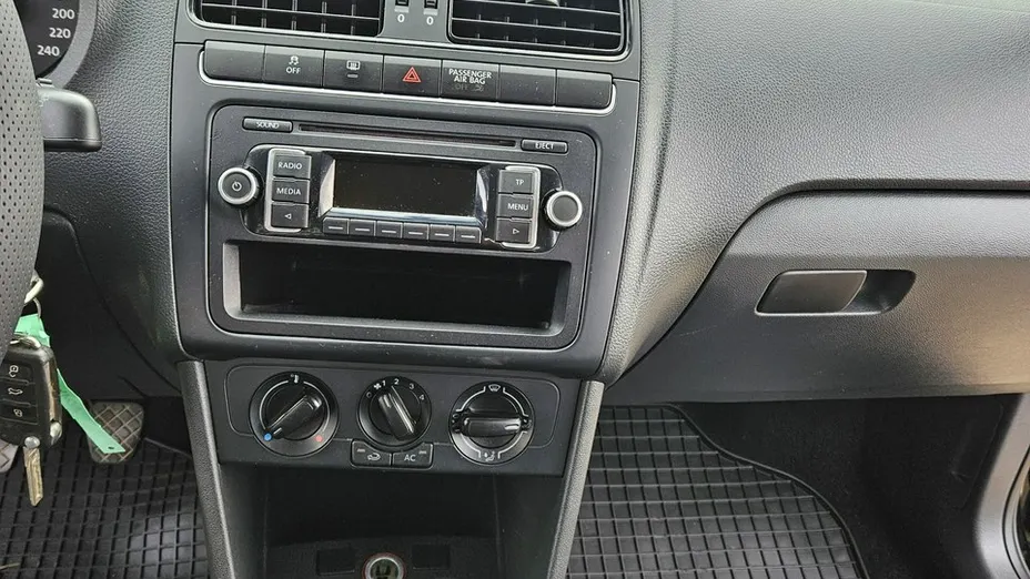 VOLKSWAGEN Polo -