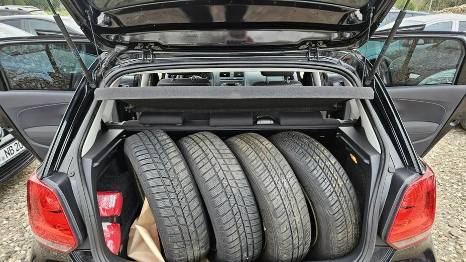 VOLKSWAGEN Polo -