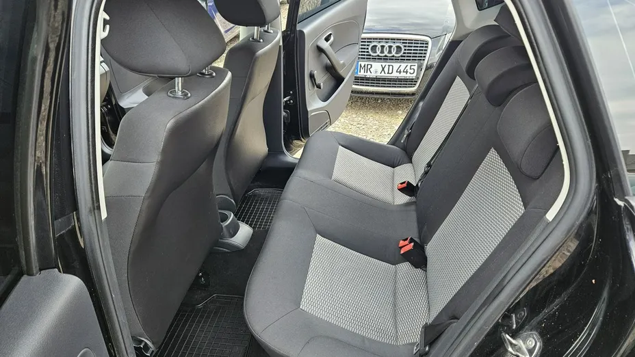 VOLKSWAGEN Polo -