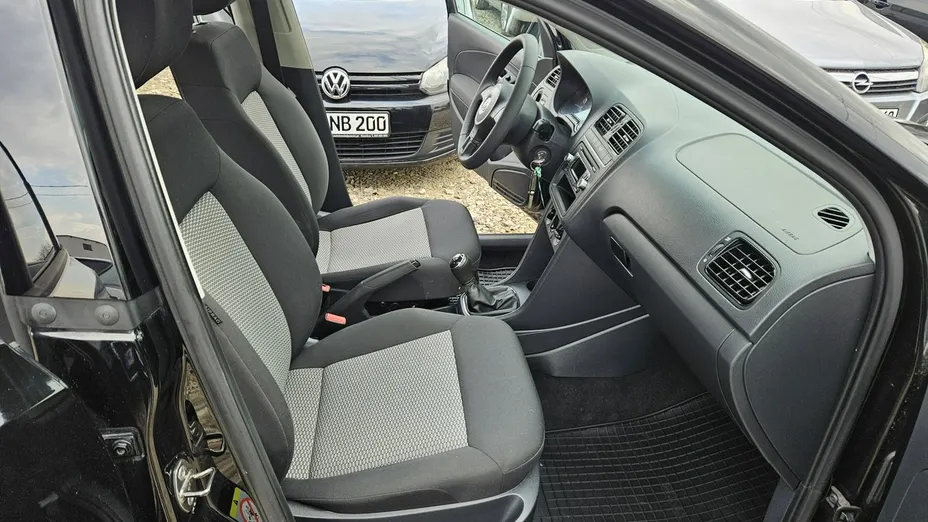 VOLKSWAGEN Polo -