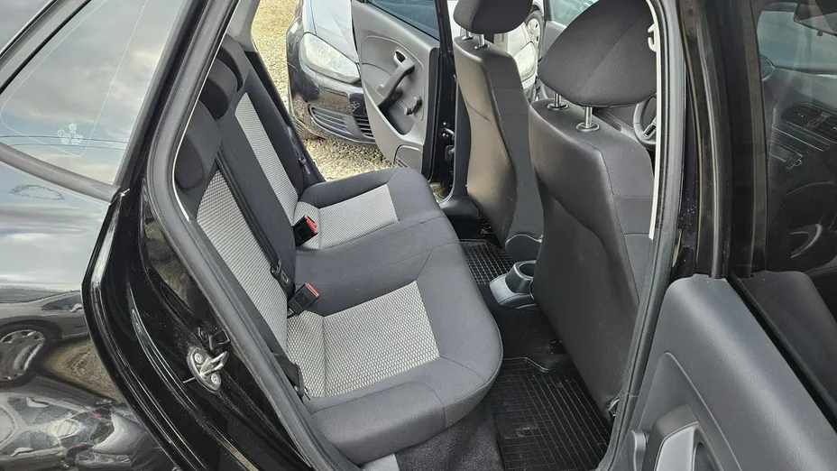 VOLKSWAGEN Polo -