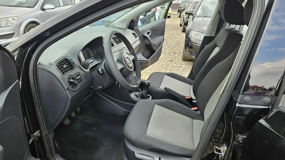 VOLKSWAGEN Polo -