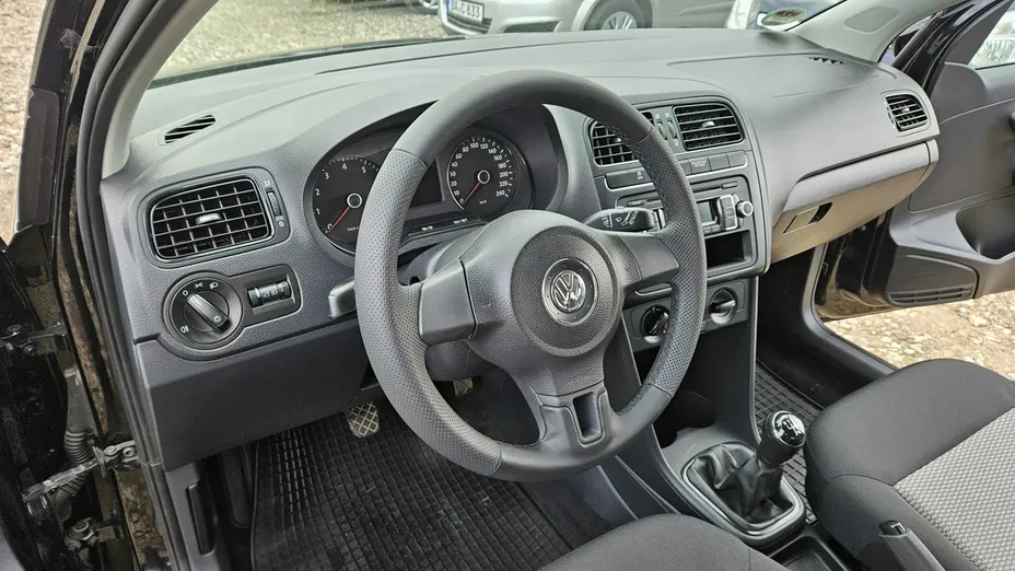 VOLKSWAGEN Polo -