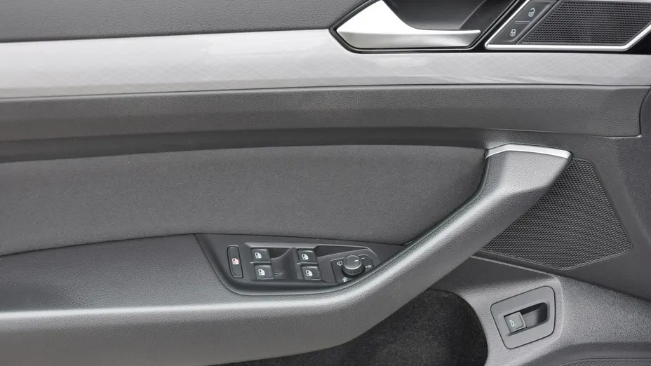 VOLKSWAGEN Passat -