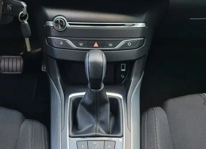 PEUGEOT 308 -