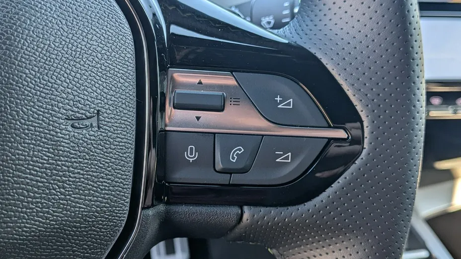 PEUGEOT 408 -