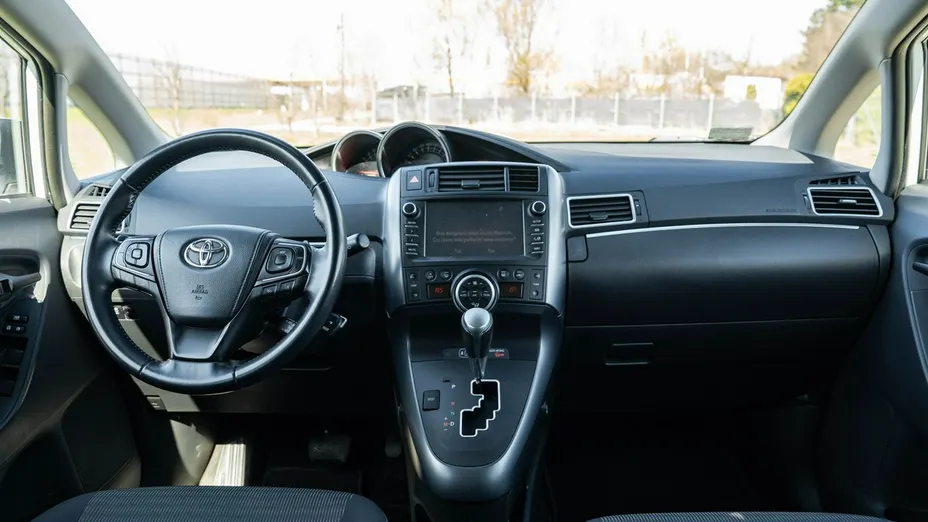 TOYOTA Verso -