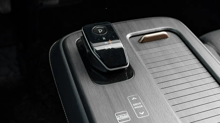NISSAN Ariya -