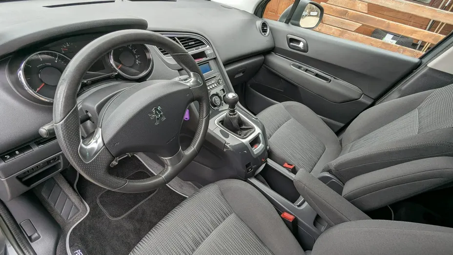 PEUGEOT 5008 -