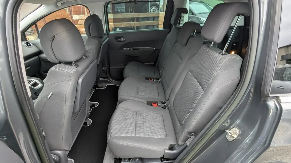 PEUGEOT 5008 -