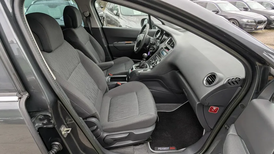 PEUGEOT 5008 -