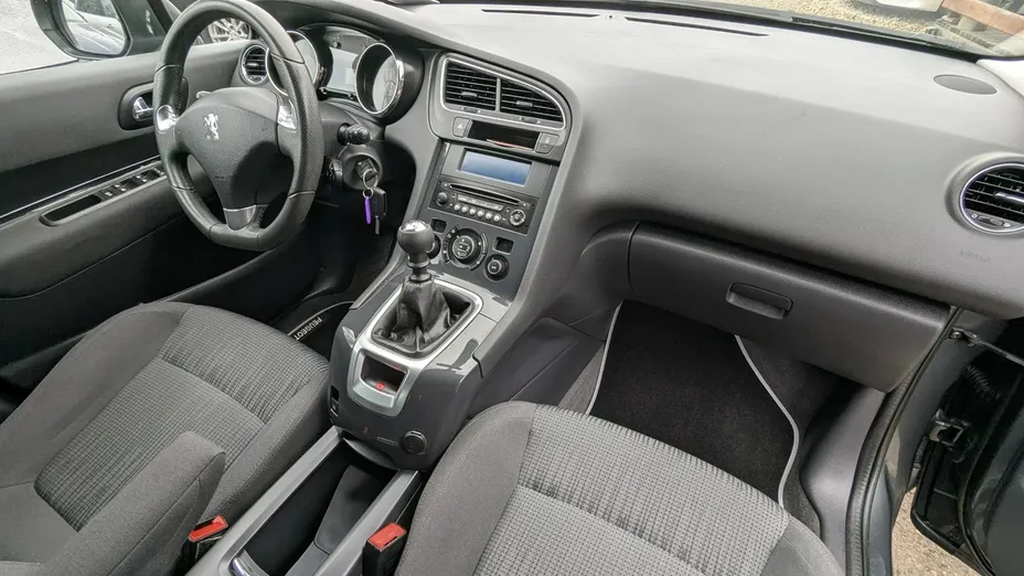 PEUGEOT 5008 -