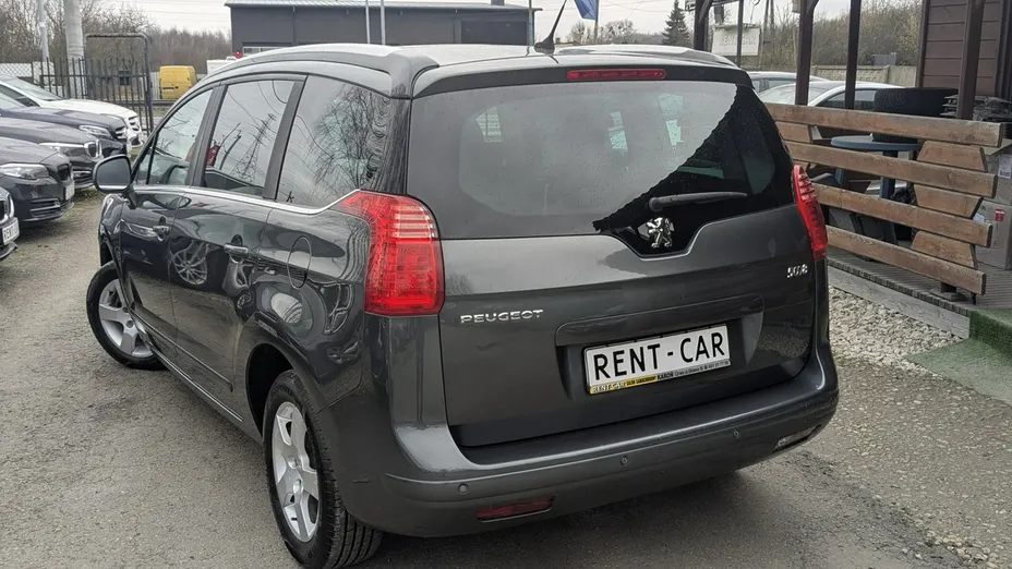 PEUGEOT 5008 -