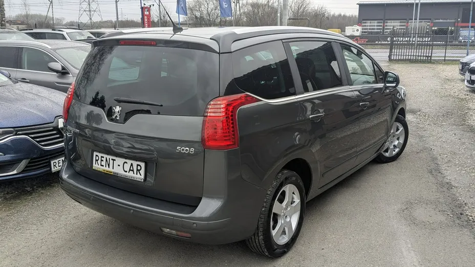 PEUGEOT 5008 -