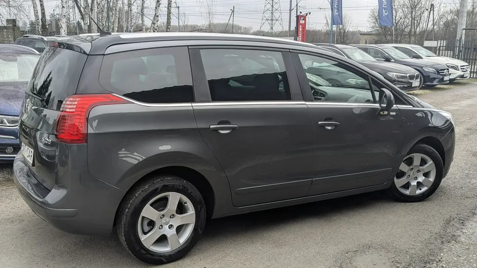 PEUGEOT 5008 -